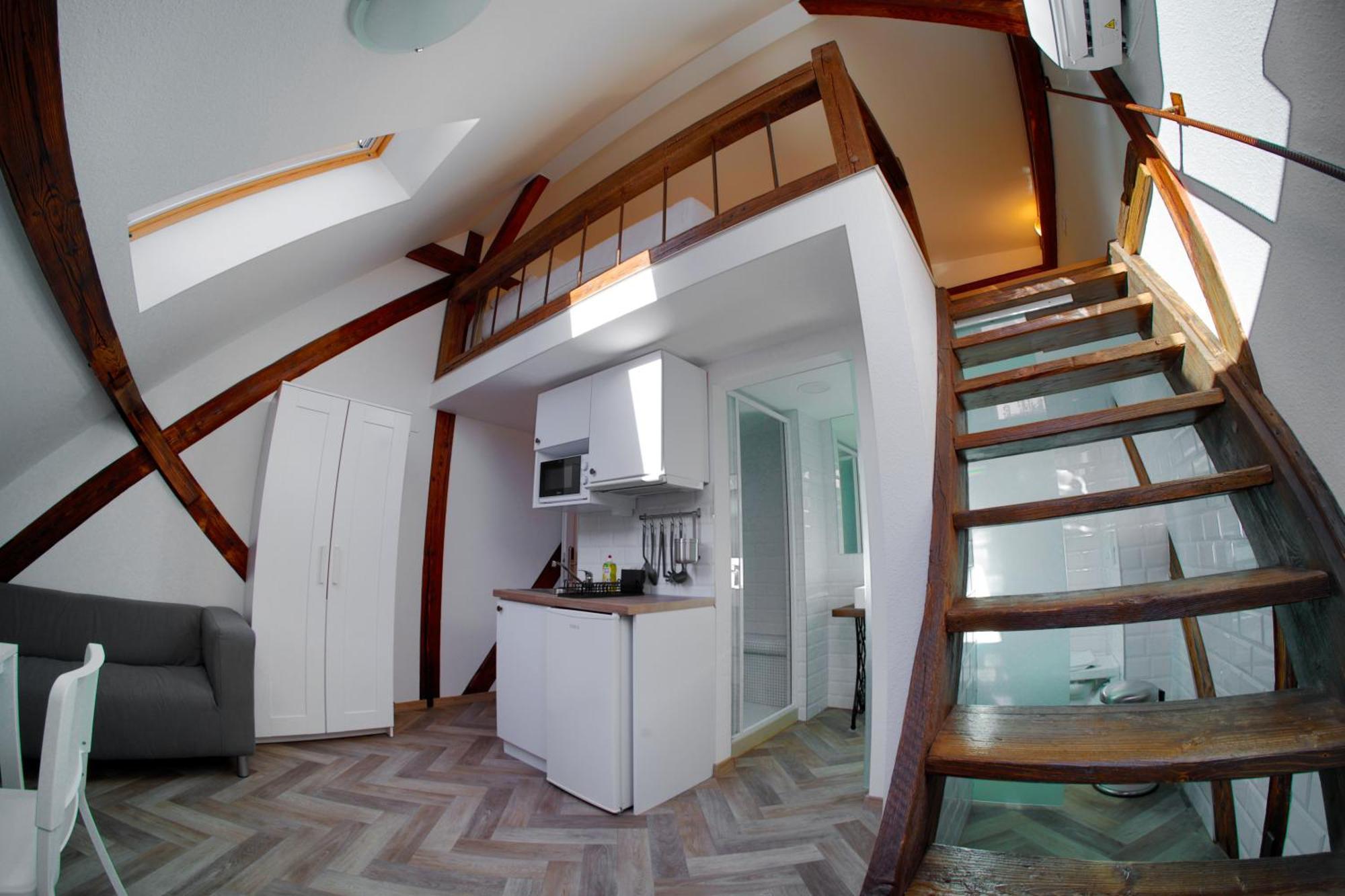 Toni Villa, Budapest